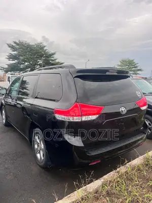 Toyota Sienna 2015 Black
