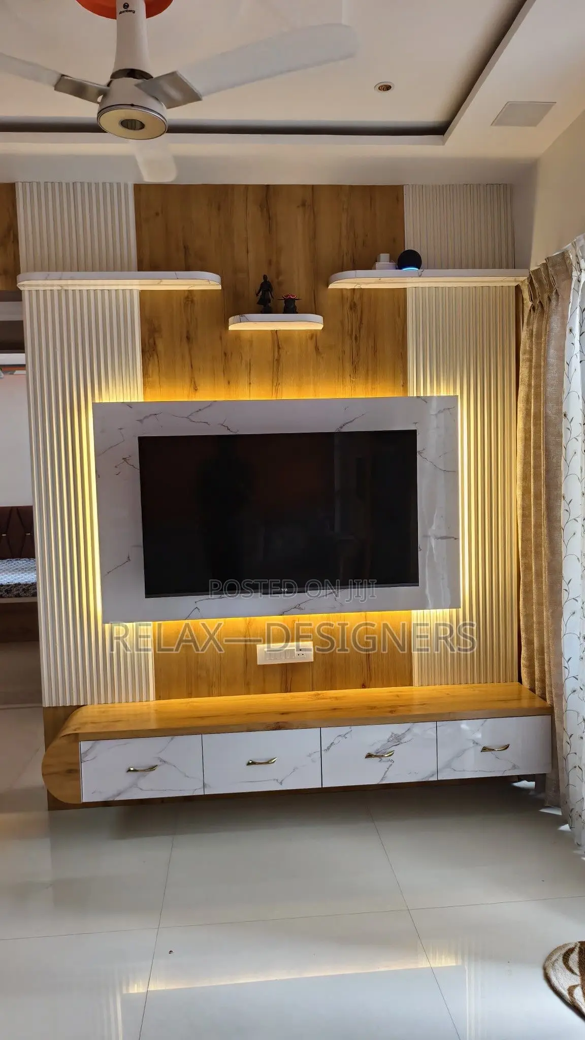 Portable Tv  Console With 3. Seps  