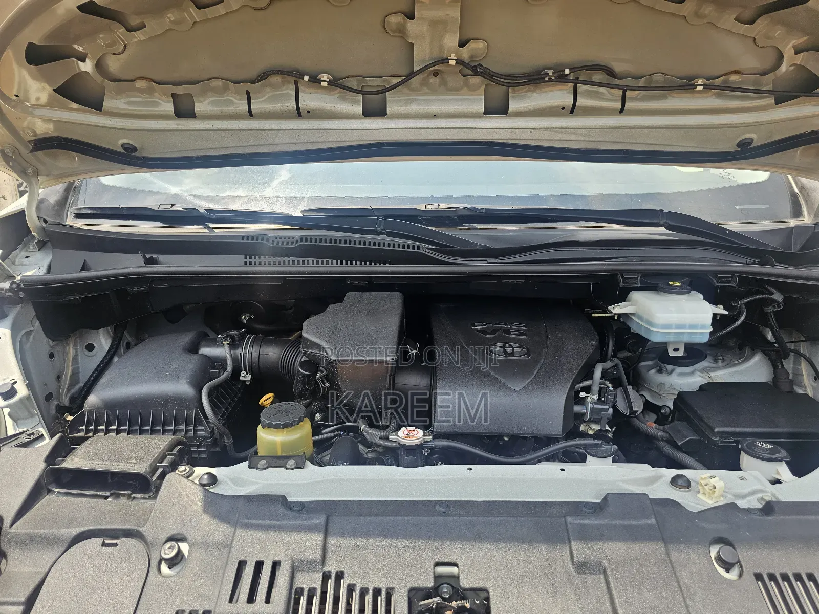 Toyota HiAce 2021 White