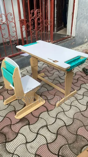 Kids Reading Desk Table and Chair With Storage Pouch