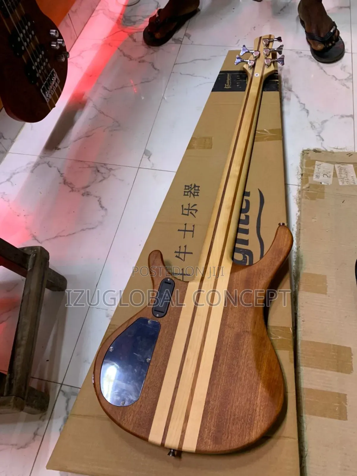 Luxars Active 5 Strings Bass Guitar