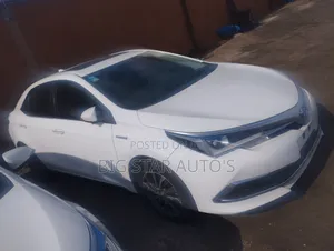 Toyota Corolla XLE (1.8L 4cyl 2A) 2018 White