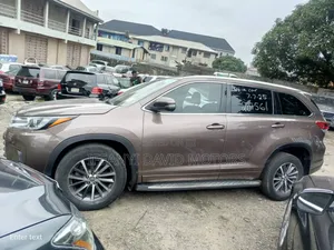 Toyota Highlander XLE 4x2 V6 (3.5L 6cyl 8A) 2017 Brown