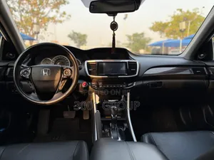 Honda Accord Touring V6 4dr Sedan FWD (3.5L 6cyl 6A) 2017 White