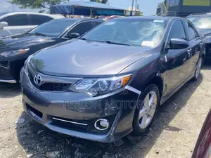 Toyota Camry SE 4dr Sedan (3.5L 6cyl 6A) 2014 Gray