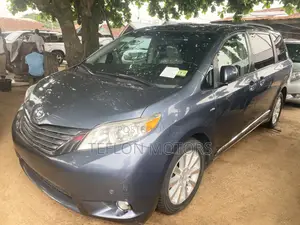 Toyota Sienna XLE 7 Passenger Auto Access Seat (3.5L 6cyl 6A) 2016 Blue