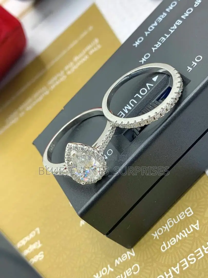Proposal Ring/VVS Moissanite Ring