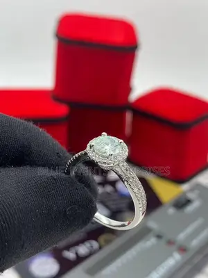 Proposal Ring/VVS Moissanite Ring
