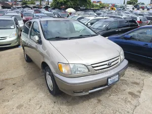 Toyota Sienna XLE 2002 Gold