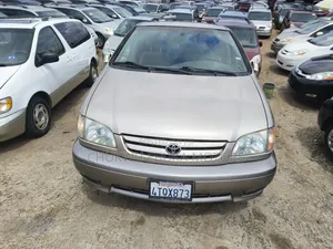 Toyota Sienna XLE 2002 Gold
