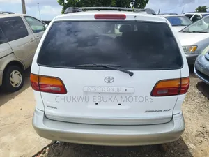 Toyota Sienna XLE & 1 hatch 2000 White