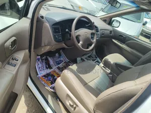 Toyota Sienna XLE & 1 hatch 2000 White