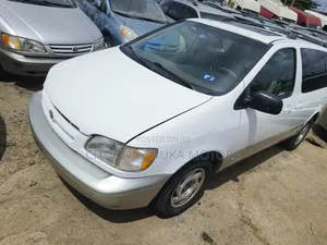 Toyota Sienna XLE & 1 hatch 2000 White