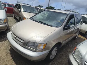 Toyota Sienna XLE & 1 hatch 2000 Gold