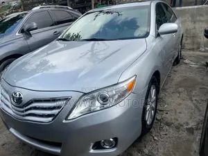 Toyota Camry XLE 4dr Sedan (2.5L 4cyl 6A) 2011 Silver