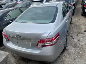 Toyota Camry XLE 4dr Sedan (2.5L 4cyl 6A) 2011 Silver