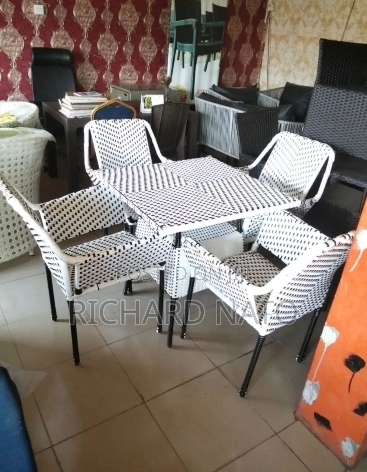 Sitting Outdoors Chairs