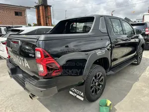 New Toyota Hilux 2025 Black