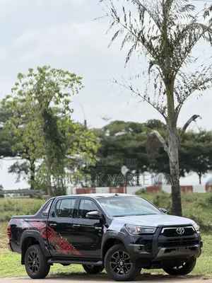 New Toyota Hilux 2025 Black