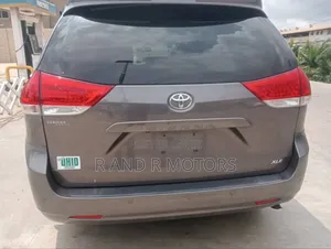 Toyota Sienna 2014 Brown