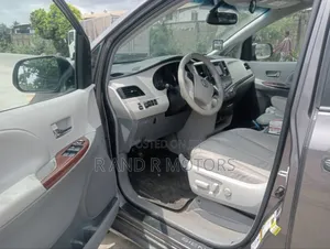 Toyota Sienna 2014 Brown