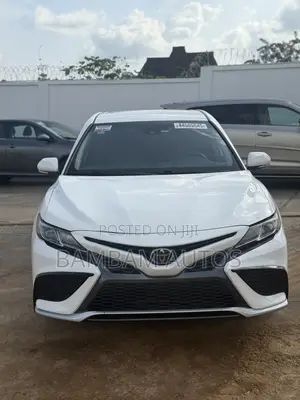 Toyota Camry SE (2.5L 4cyl 8A) 2019 White