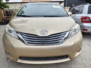 Toyota Sienna XLE AWD 7-Passenger 2013 Gold