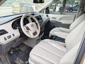 Toyota Sienna XLE AWD 7-Passenger 2013 Gold