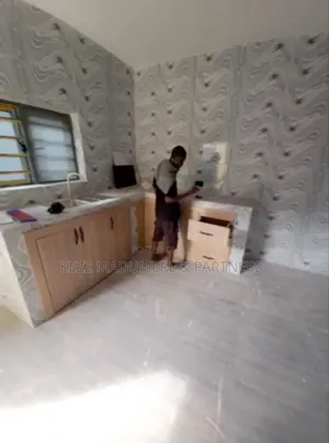 3bdrm Block of Flats in Gated Estate Sars for rent