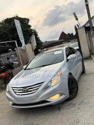 Hyundai Sonata Limited Sedan FWD (2.4L 4cyl 6A) 2012 Silver