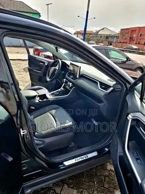 Toyota RAV4 XLE 2021 Black