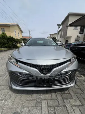 Toyota Camry XLE V6 FWD (3.5L 6cyl 8AM) 2018 Silver