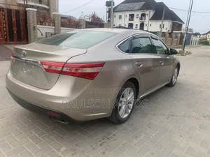 Toyota Avalon XLE Sedar FWD (3.5L 6cyl 6A) 2013 Gold