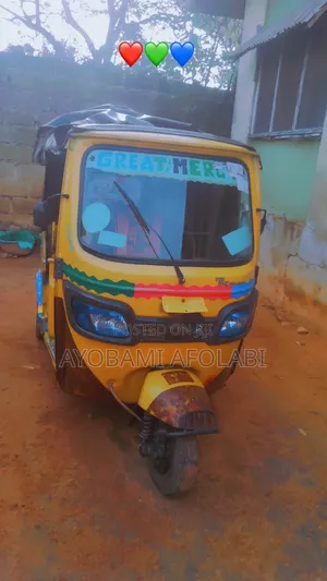TVS King Cargo 2022 Yellow