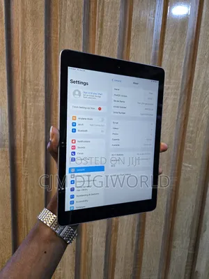 Apple iPad 9.7 128 GB Gray