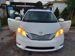 Toyota Sienna Limited AWD 7-Passenger 2013 White