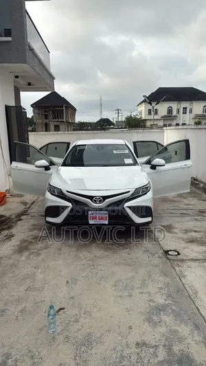Toyota Camry SE 2022 White
