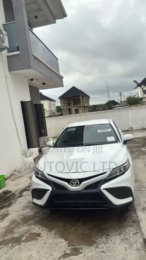 Toyota Camry SE 2022 White