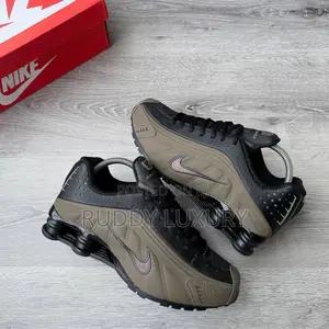 Nike Shox R4 Sneakers – Performance Meets Iconic Style