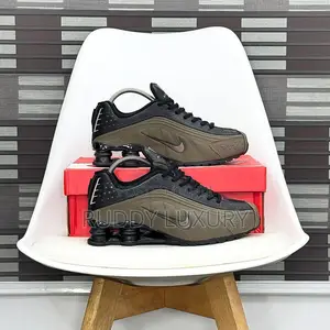 Nike Shox R4 Sneakers – Performance Meets Iconic Style