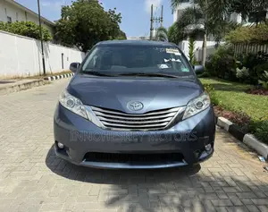 Toyota Sienna XLE 7 Passenger (3.5L 6cyl 8A) 2017 Blue
