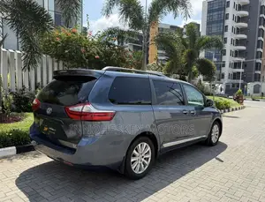 Toyota Sienna XLE 7 Passenger (3.5L 6cyl 8A) 2017 Blue