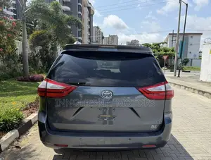 Toyota Sienna XLE 7 Passenger (3.5L 6cyl 8A) 2017 Blue