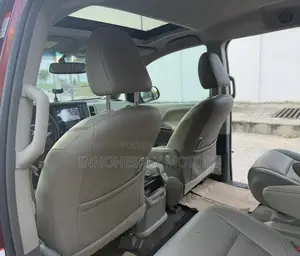 Toyota Sienna XLE Premium 7 Passenger (3.5L 6cyl 8A) 2017 Red