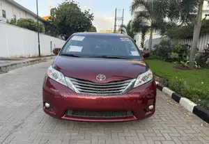 Toyota Sienna XLE Premium 7 Passenger (3.5L 6cyl 8A) 2017 Red