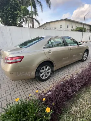 Toyota Camry LE 4dr Sedan (2.5L 4cyl 6A) 2011 Gold