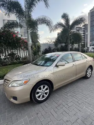 Toyota Camry LE 4dr Sedan (2.5L 4cyl 6A) 2011 Gold