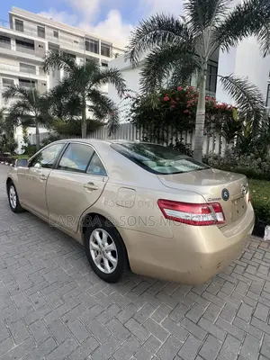 Toyota Camry LE 4dr Sedan (2.5L 4cyl 6A) 2011 Gold