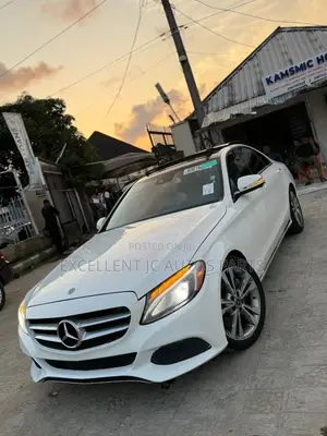 Mercedes-Benz C300 Luxury Sedan RWD (2.0L 4cyl 7A) 2016 White
