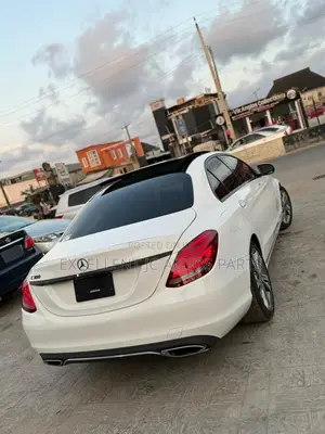 Mercedes-Benz C300 Luxury Sedan RWD (2.0L 4cyl 7A) 2016 White